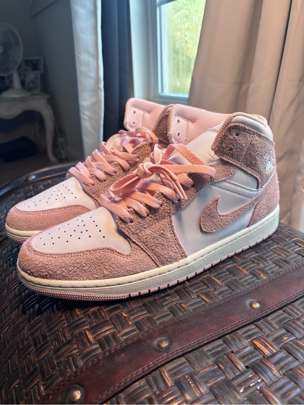 Jordan 1 mid “pink”